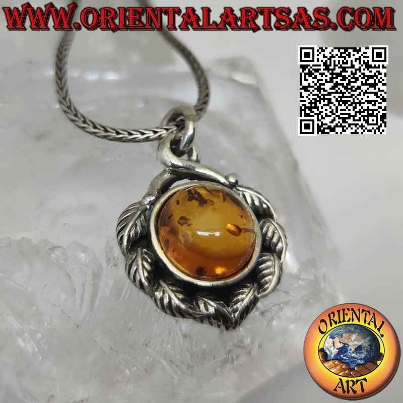 Ciondolo in argento con ambra baltica tonda cabochon contornata da foglie