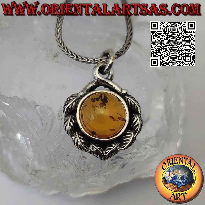 Colgante de plata con cabujón redondo de ámbar báltico rodeado de hojas