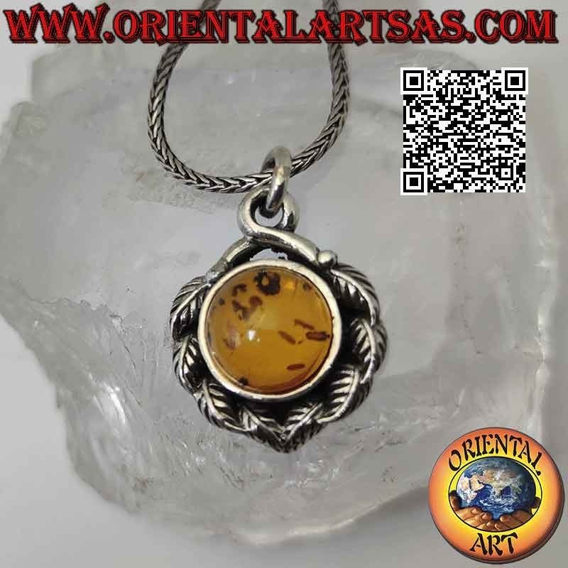 Pendentif en argent avec cabochon rond en ambre de la Baltique entouré de feuilles