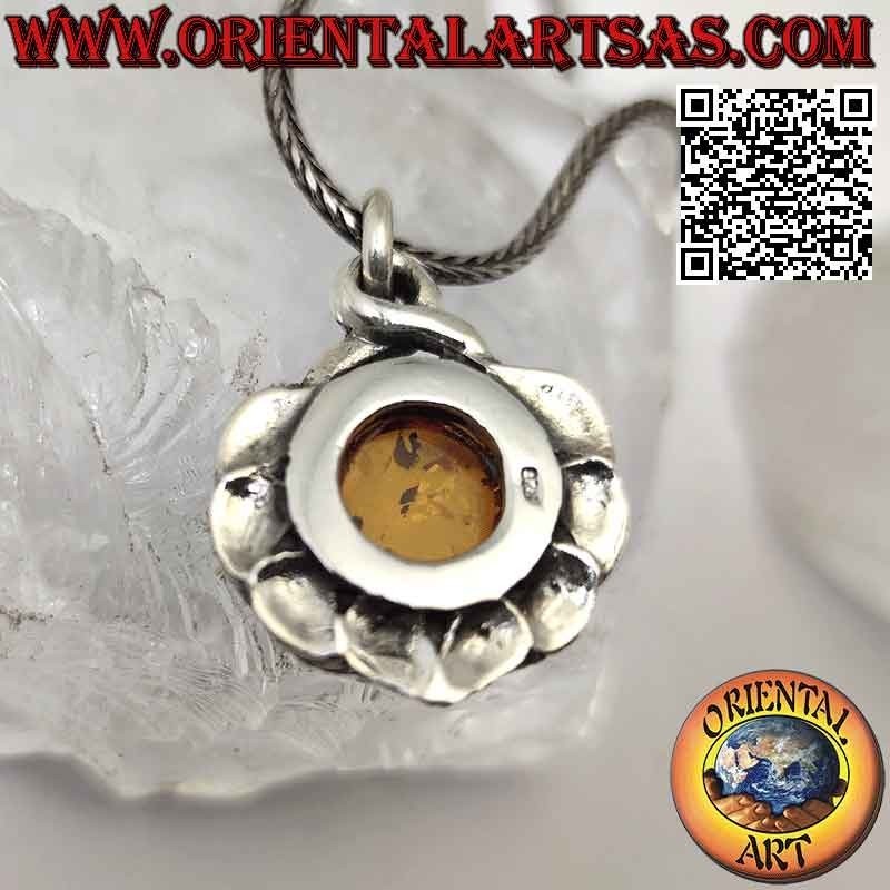 Ciondolo in argento con ambra baltica tonda cabochon contornata da foglie