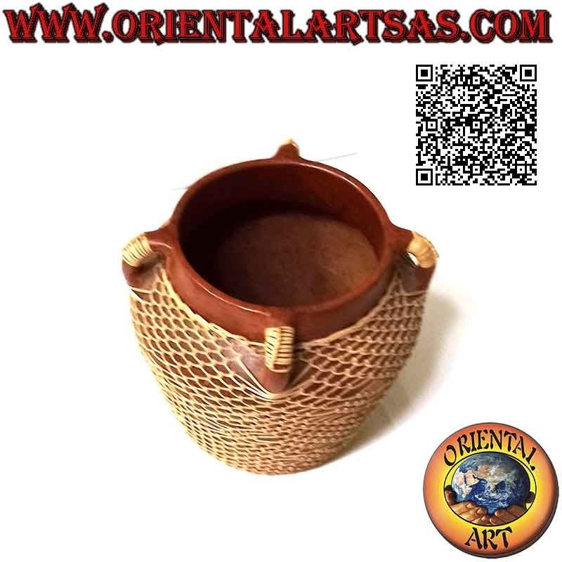 Traditionelle Lombok-Vase mit vier Henkeln aus Terrakotta und handgeflochtenem Weidendraht (20 cm und 20 cm ø)