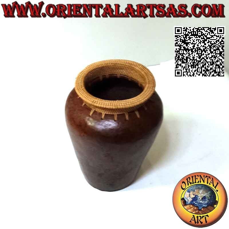 Vaso tradizionale di Lombok in terracotta scura con bocca in midollino intrecciato fatto a mano (20 cm e 15 cm ø)