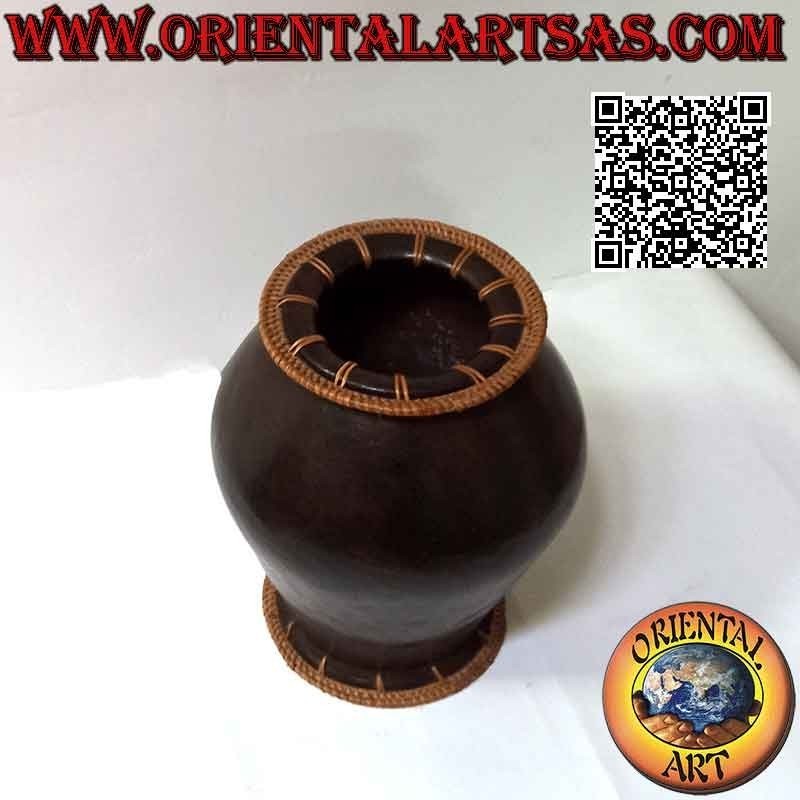 Vase traditionnel de Lombok en terre cuite foncée et osier sur l'embouchure et plante, fait main (25 cm et 22 cm ø)