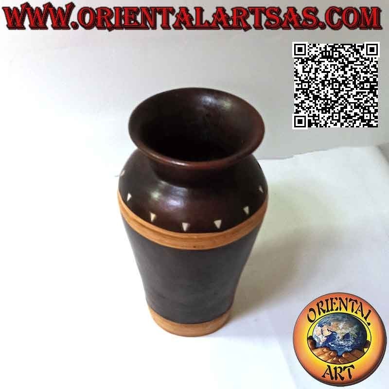 Traditionelle Lombok-Vase in dunklem Terrakotta mit Korbgeflecht und weißen Dreiecken, handgefertigt (30 cm und 18 cm ø)