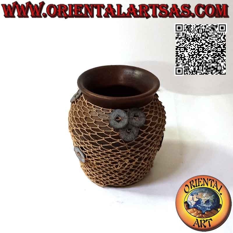 Terrakotta-Vase, geflochtener Weidendraht und alte chinesische Glücksmünzen, handgefertigt (14 cm und 13 cm ø)