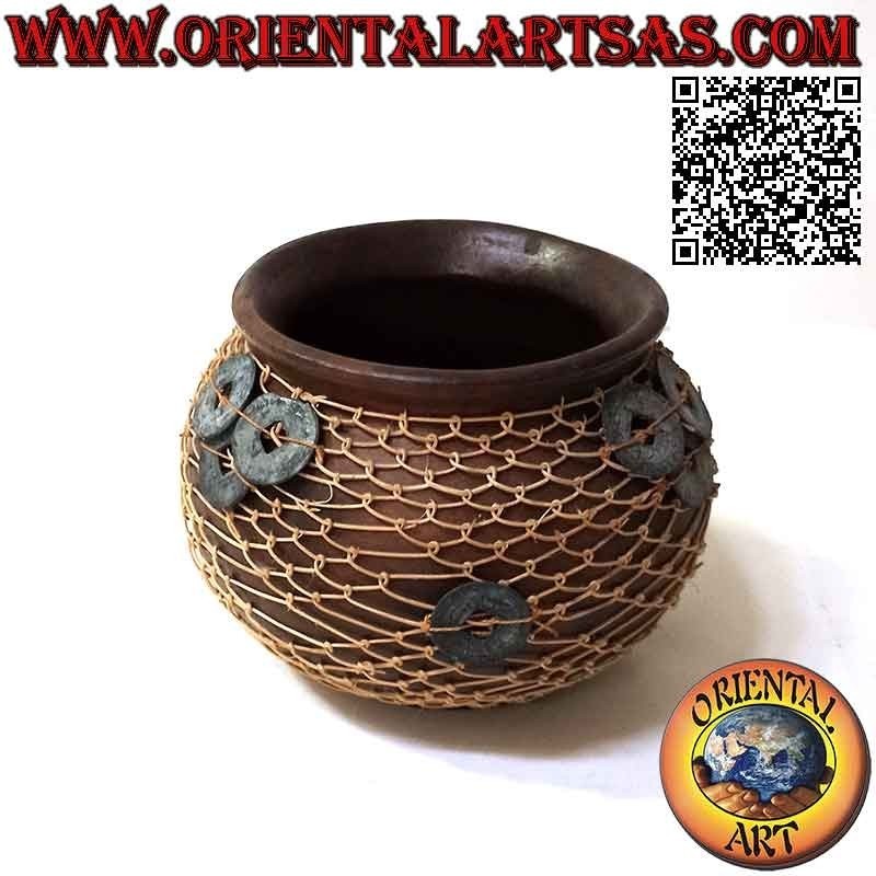 Terrakotta-Vase, geflochtener Weidendraht und alte chinesische Glücksmünzen, handgefertigt (12 cm und 15 cm ø)