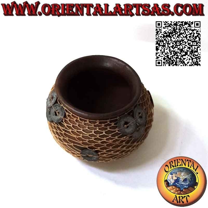 Vaso in terracotta, filo di midollino intrecciato e antiche monete cinesi portafortuna, fatto a mano (12 cm e 15 cm ø)