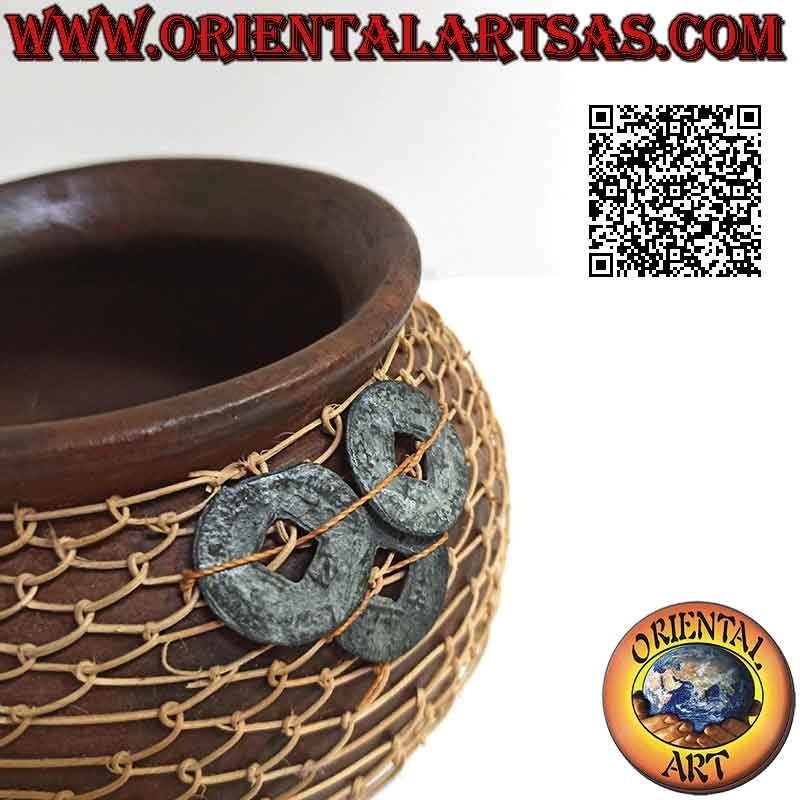 Vaso in terracotta, filo di midollino intrecciato e antiche monete cinesi portafortuna, fatto a mano (12 cm e 15 cm ø)