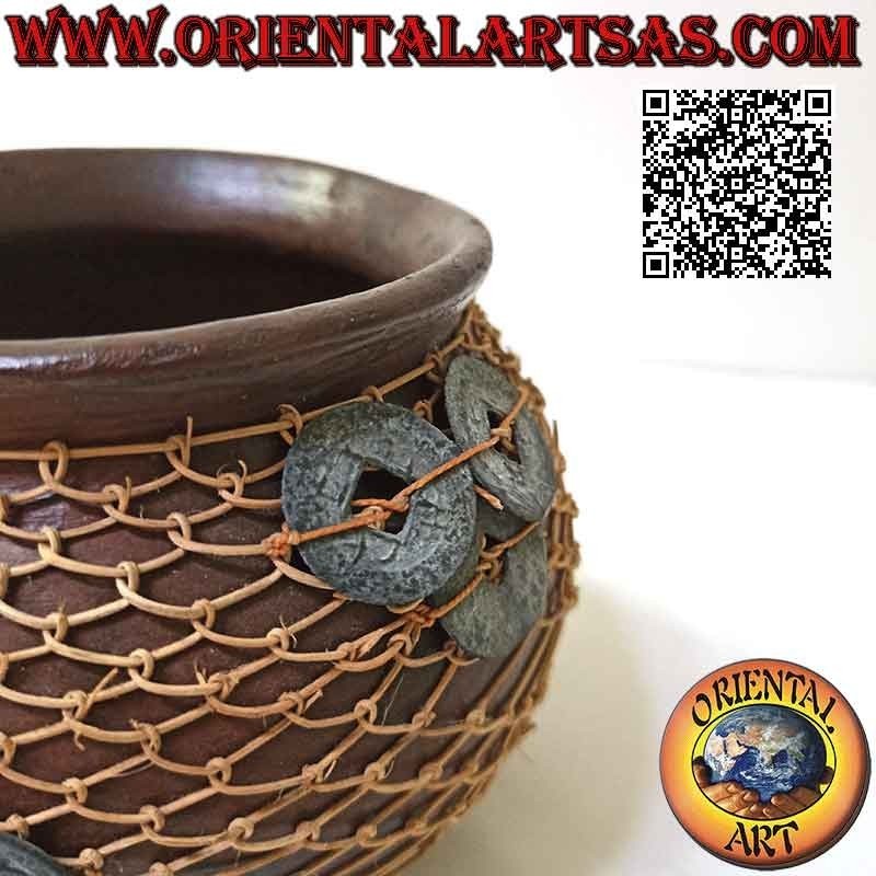 Vaso in terracotta, filo di midollino intrecciato e antiche monete cinesi portafortuna, fatto a mano (12 cm e 15 cm ø)