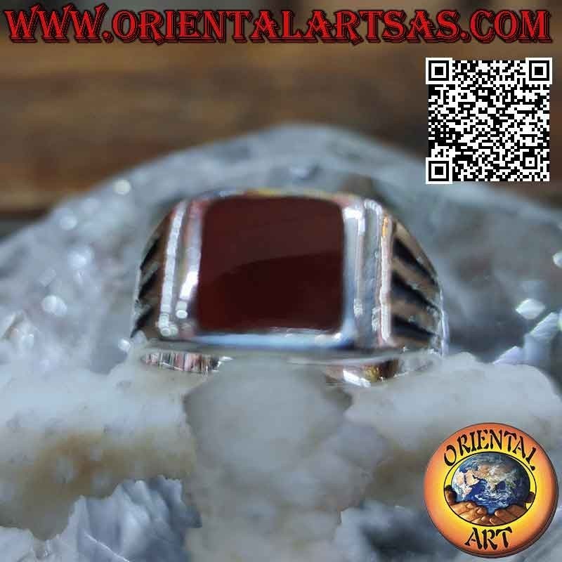 Anillo de plata con cornalina cuadrada y grabados con tres líneas a los lados
