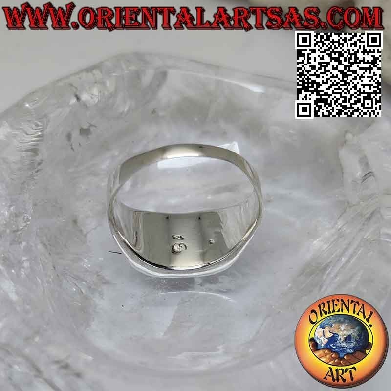 Anillo de plata con cornalina cuadrada y grabados con tres líneas a los lados