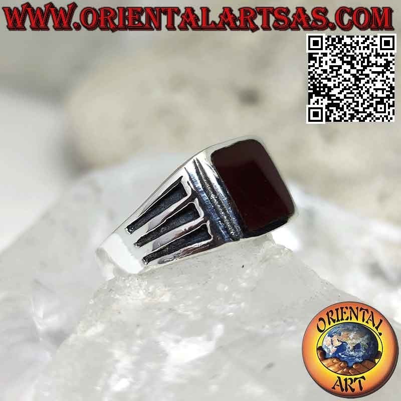 Anillo de plata con cornalina cuadrada y grabados con tres líneas a los lados