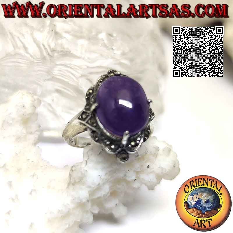 Anello in argento con ametista ovale cabochon incastonata incastonata su montatura tempestata di marcassite