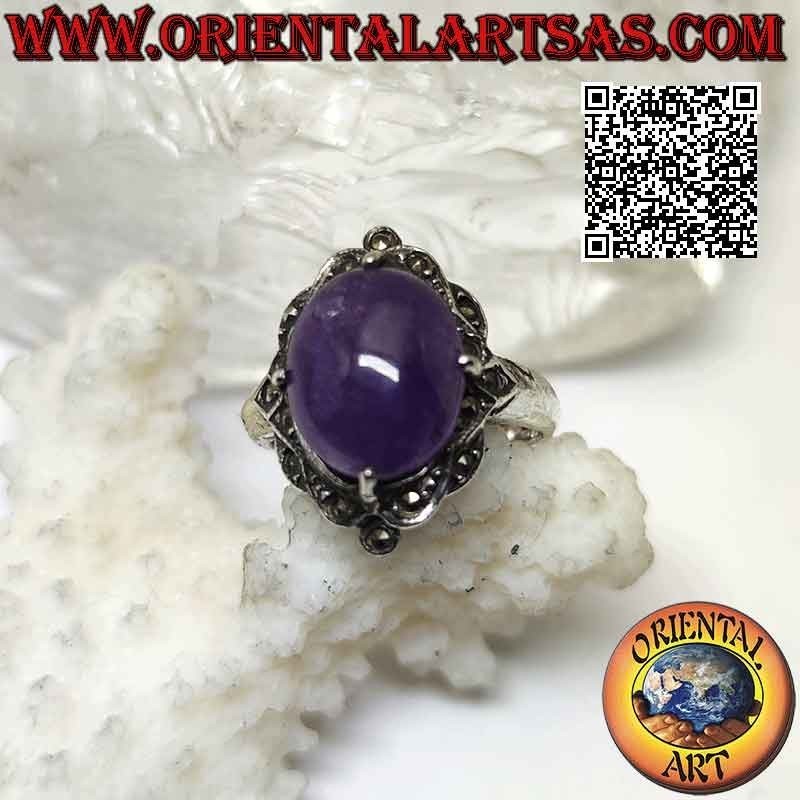 Anello in argento con ametista ovale cabochon incastonata incastonata su montatura tempestata di marcassite