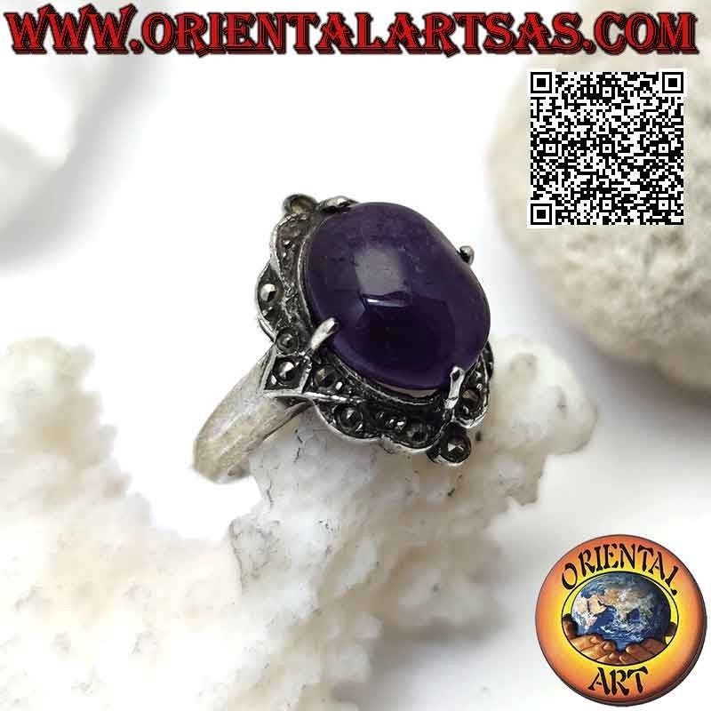Bague en argent avec améthyste ovale cabochon sertie dans un sertissage clouté de marcassite