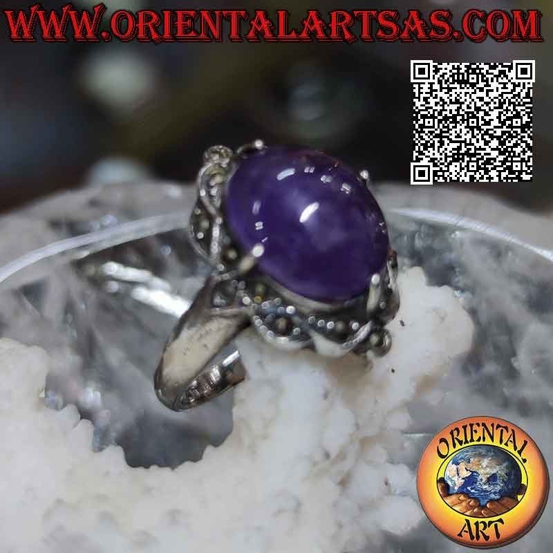 Silberring mit ovalem Amethyst-Cabochon in einer mit Markasit besetzten Fassung