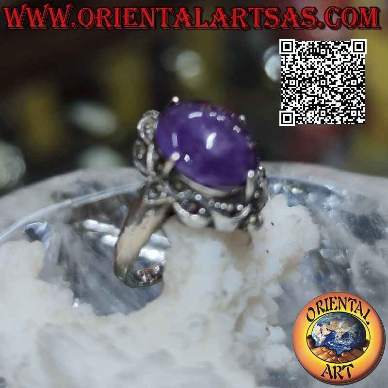 Bague en argent avec améthyste ovale cabochon sertie dans un sertissage clouté de marcassite