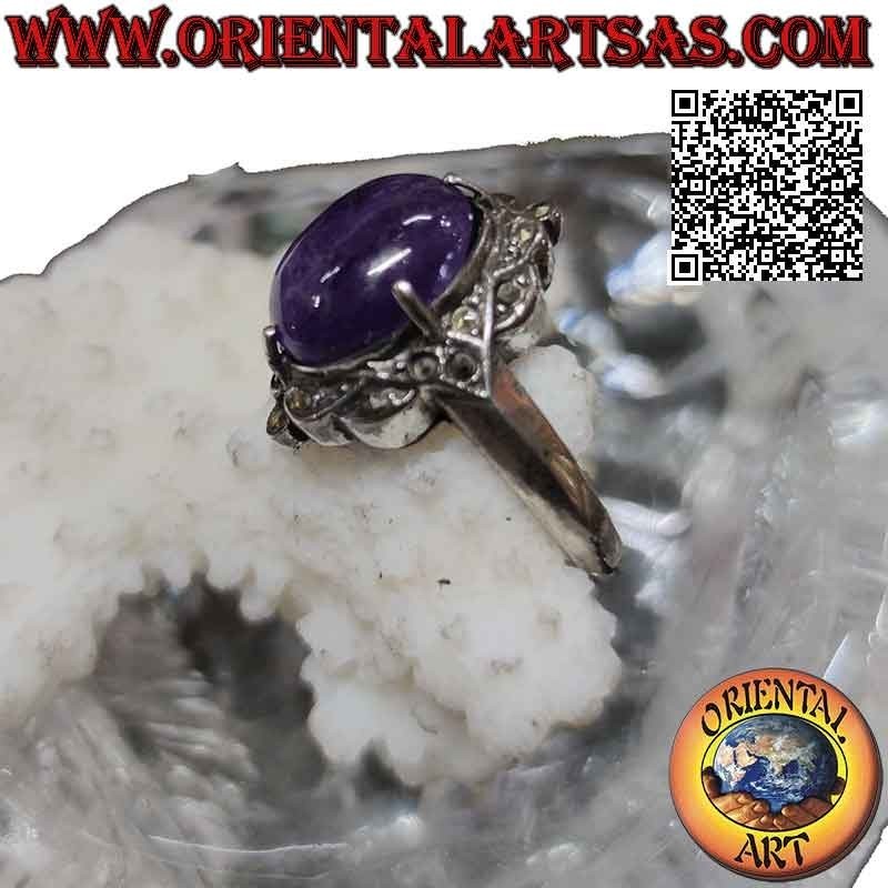 Anillo de plata con cabujón de amatista ovalada engastada en un engaste de marcasita
