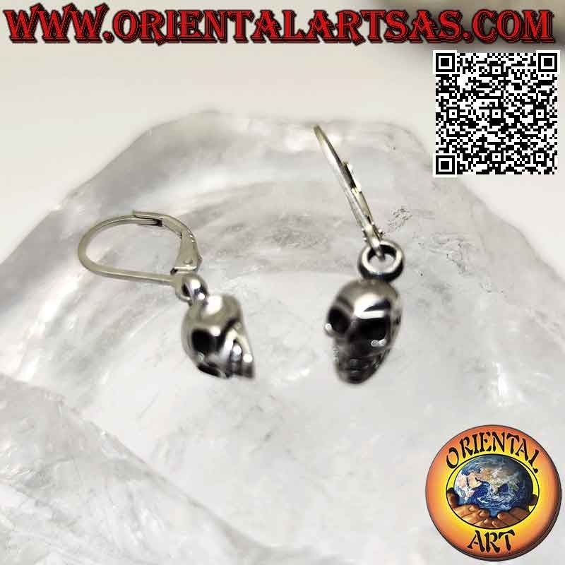 Pendientes círculo liso de plata con cierre de "gancho cerrado" con colgante pequeña calavera