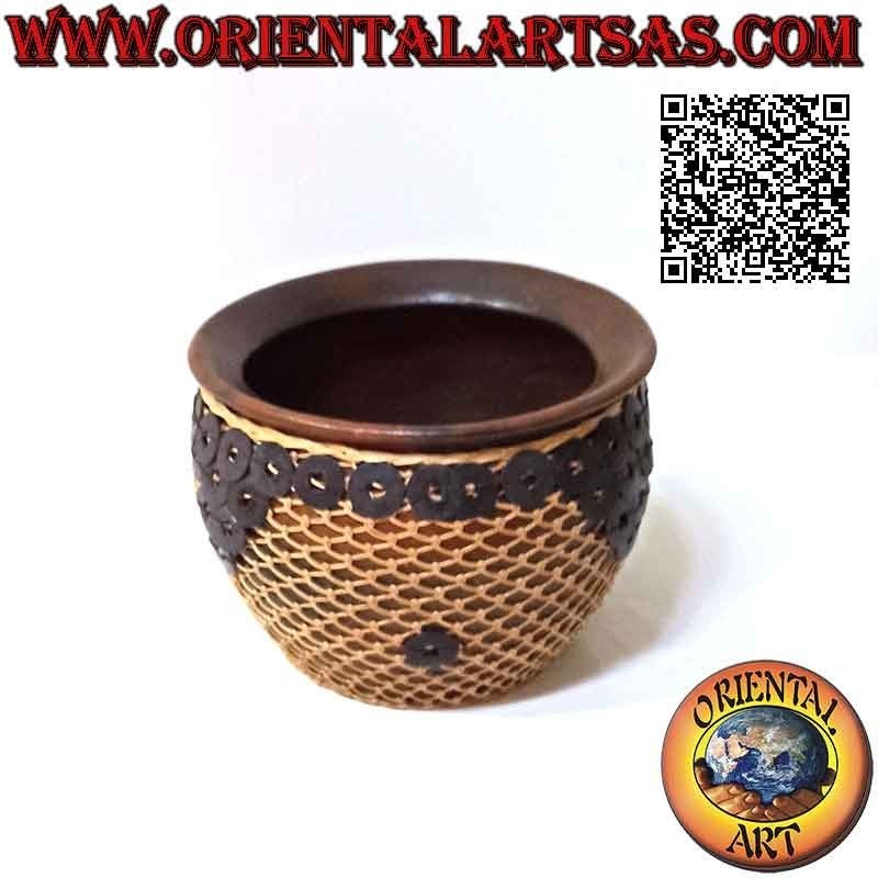 Terrakotta-Vase, geflochtener Weidendraht und Reproduktion chinesischer Münzen, handgefertigt (17 cm und 23 cm ø)