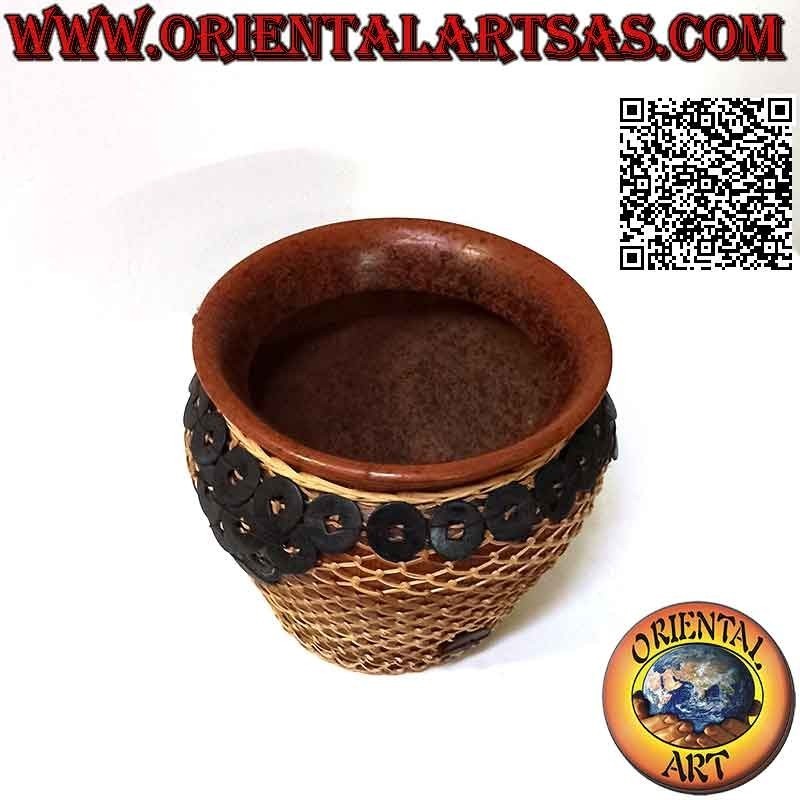 Terrakotta-Vase, geflochtener Weidendraht und Reproduktion chinesischer Münzen, handgefertigt (17 cm und 19 cm ø)