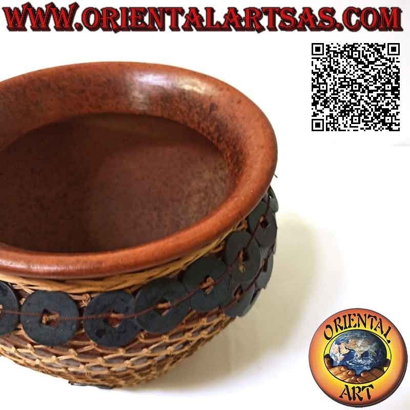 Vaso in terracotta, filo di midollino intrecciato e riproduzione di monete cinesi, fatto a mano (17 cm e 19 cm ø)