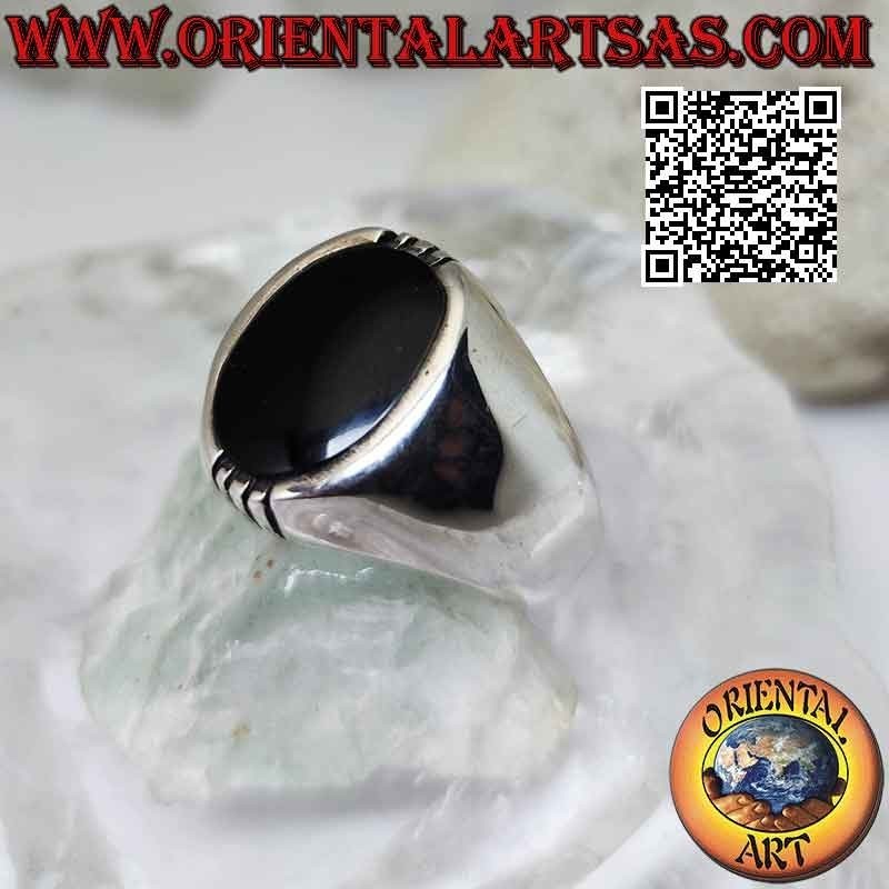 Silberring mit ovalem Onyx und drei eingravierten Linien oben und unten