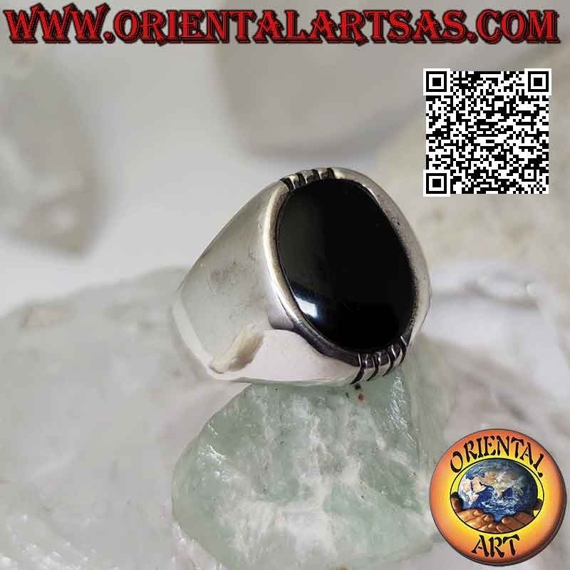 Bague en argent avec onyx ovale et trois lignes gravées dessus et dessous