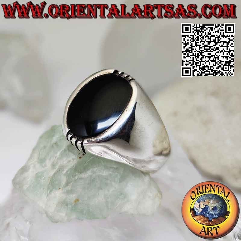 Silberring mit ovalem Onyx und drei eingravierten Linien oben und unten