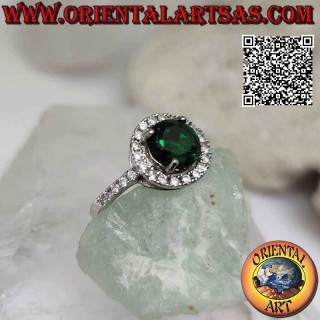 Anillo de plata con esmeralda sintética redonda engastada rodeada de circonitas y extensión en los laterales