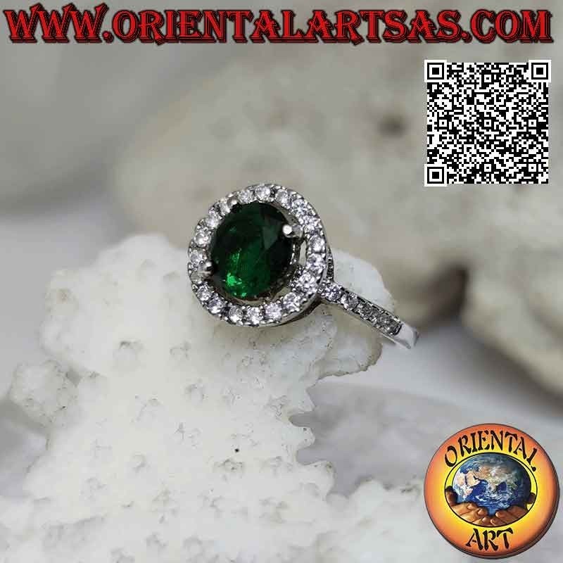 Anello in argento con smeraldo sintetico tondo incastonato contornato da zirconi e prolungamento sui lati
