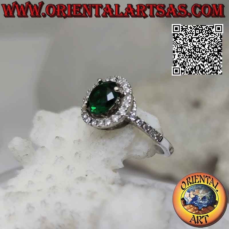 Bague en argent avec émeraude synthétique ronde sertie entourée de zircons et extension sur les côtés