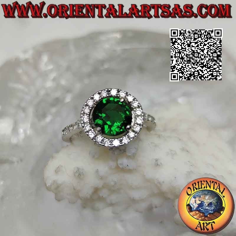 Anello in argento con smeraldo sintetico tondo incastonato contornato da zirconi e prolungamento sui lati