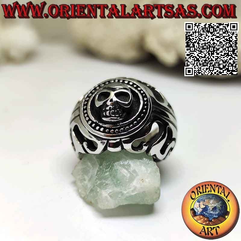 Bague en acier chirurgical (316L), tête de mort en relief dans le cercle et décors ajourés