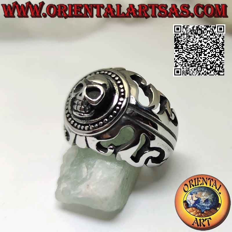Anillo de acero quirúrgico (316L), calavera grabada en el círculo y adornos perforados