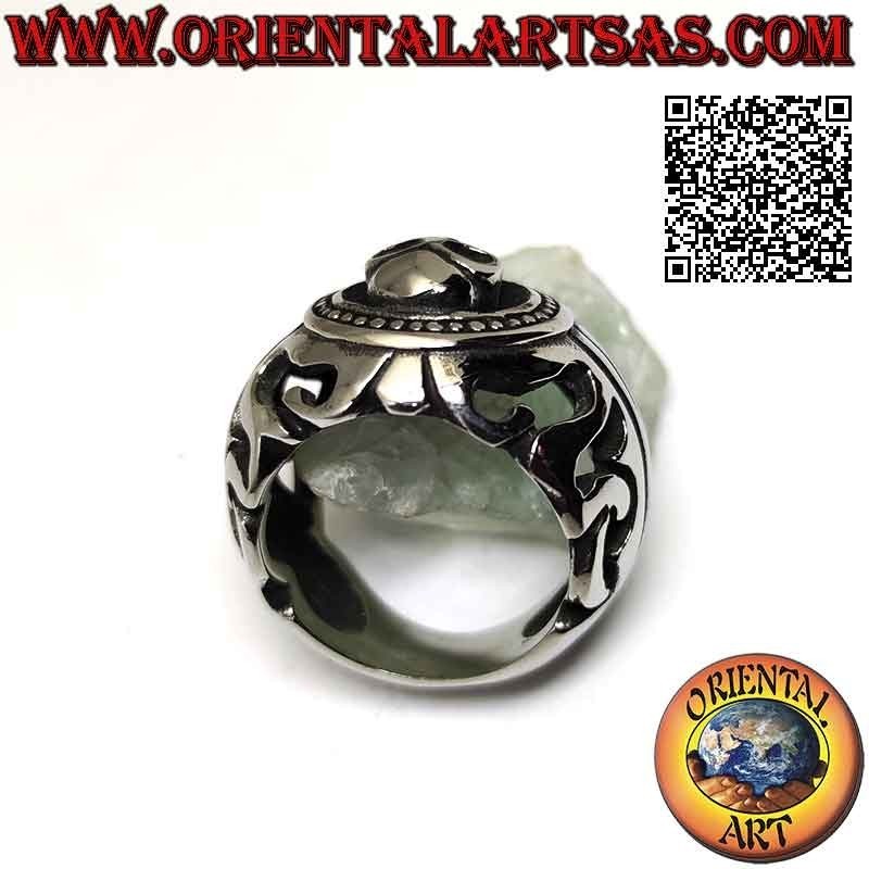Bague en acier chirurgical (316L), tête de mort en relief dans le cercle et décors ajourés