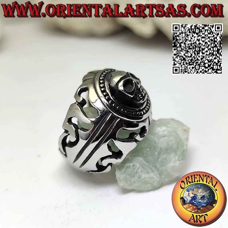 Ring aus Chirurgenstahl (316L), im Kreis geprägter Totenkopf und perforierte Verzierungen