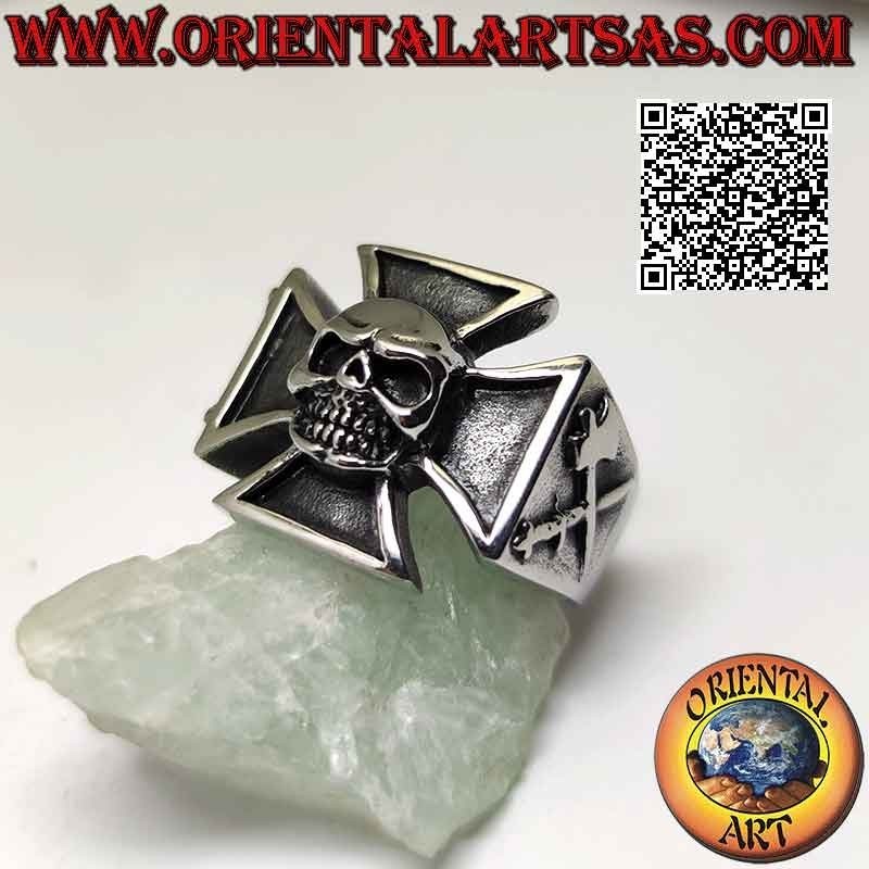 Anillo de acero quirúrgico (316L), cruz de charol o cruz de hierro con calavera central y escudos a los lados