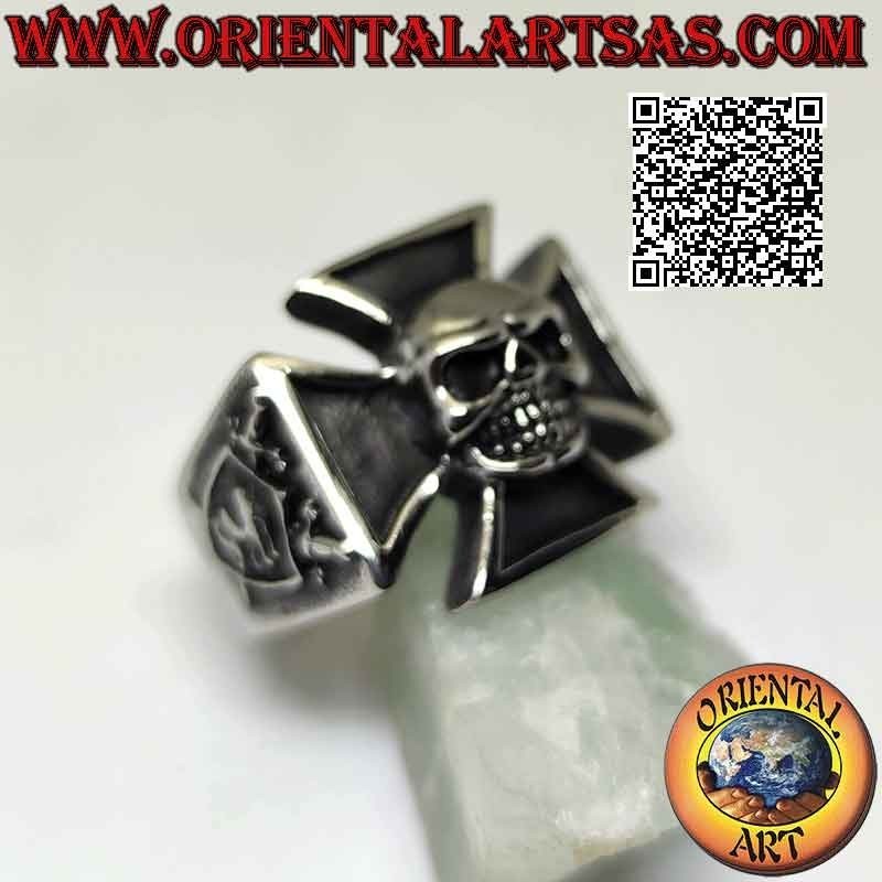 Anillo de acero quirúrgico (316L), cruz de charol o cruz de hierro con calavera central y escudos a los lados