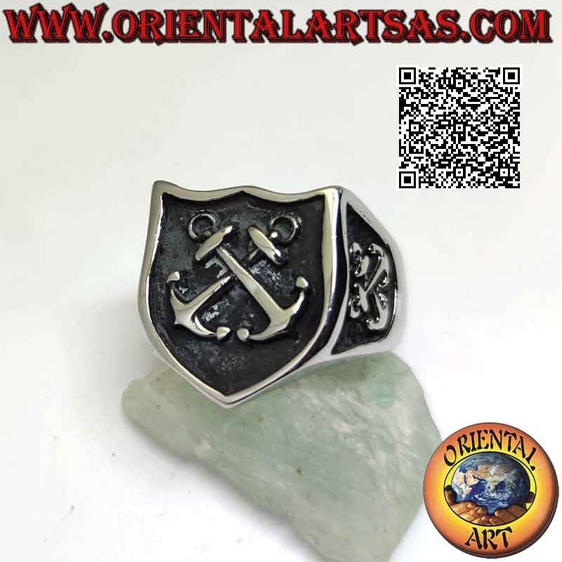 Anello in acciaio chirurgico (316L), àncora in bassorilievo nello stemma centrale e sui lati