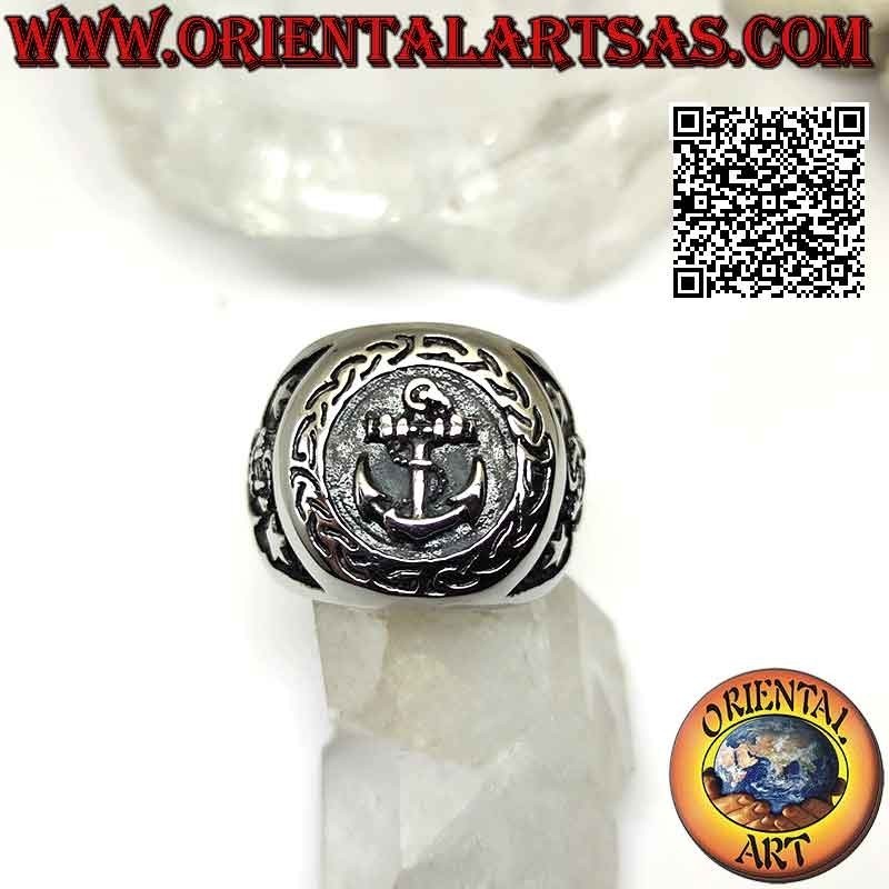 Anello in acciaio chirurgico (316L), àncora a bassorilievo nel cerchio e sui lati