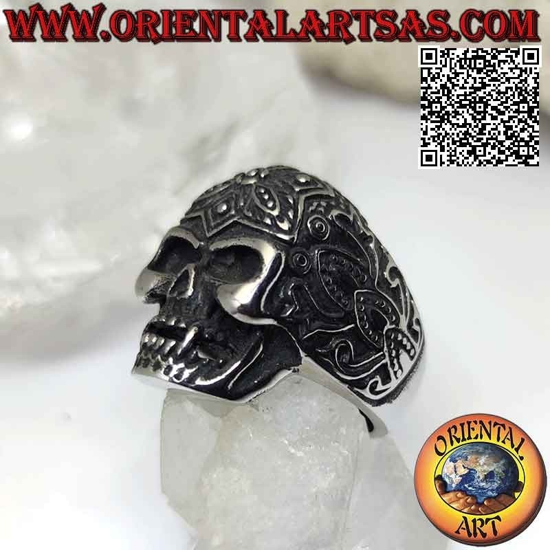Anello in acciaio chirurgico (316L), teschio messicano "calanca" con decorazione tribale a bassorilievo