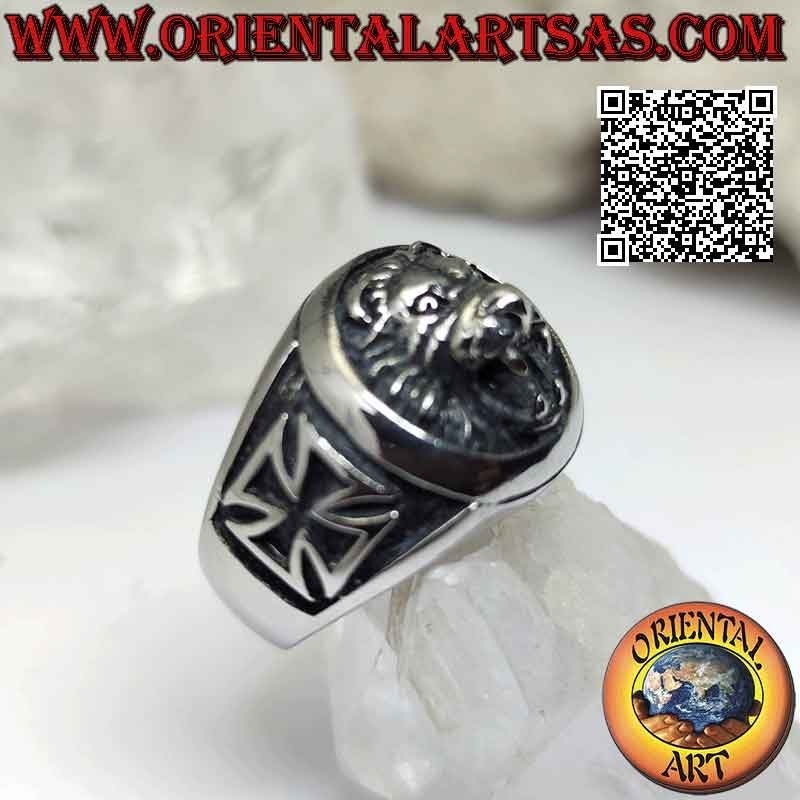 Anello in acciaio chirurgico (316L), testa di leone in rilievo e croce patente o croce di ferro sui lati