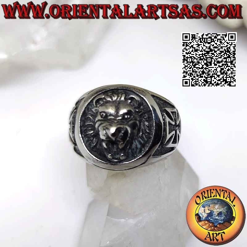 Anello in acciaio chirurgico (316L), testa di leone in rilievo e croce patente o croce di ferro sui lati