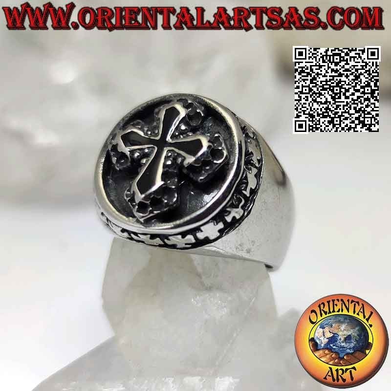 Anello in acciaio chirurgico (316L), croce centrale nera in rilievo contornata da piccole croci greche