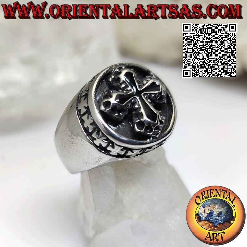 Anello in acciaio chirurgico (316L), croce centrale nera in rilievo contornata da piccole croci greche