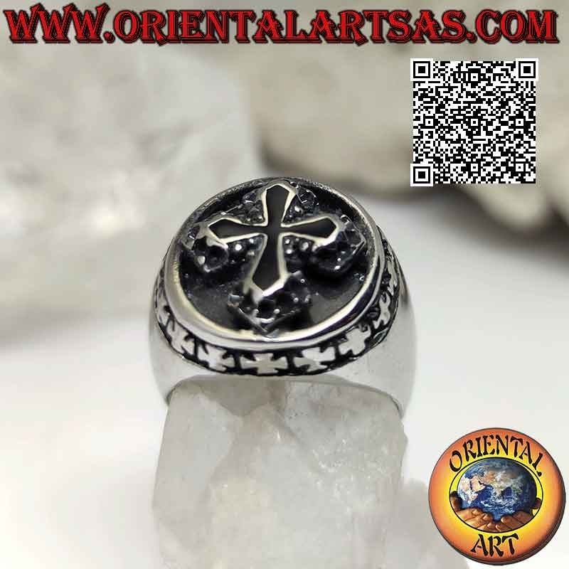 Anillo de acero quirúrgico (316L), cruz negra central en relieve rodeada de pequeñas cruces griegas