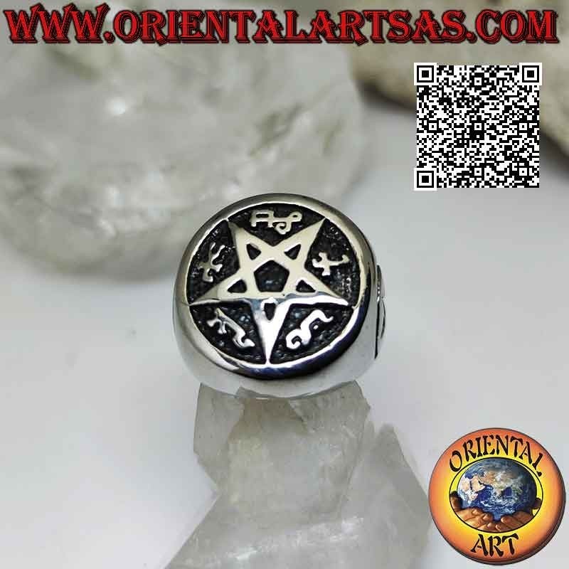 Anillo en acero quirúrgico (316L), pentáculo en bajorrelieve en el escudo central y en los laterales