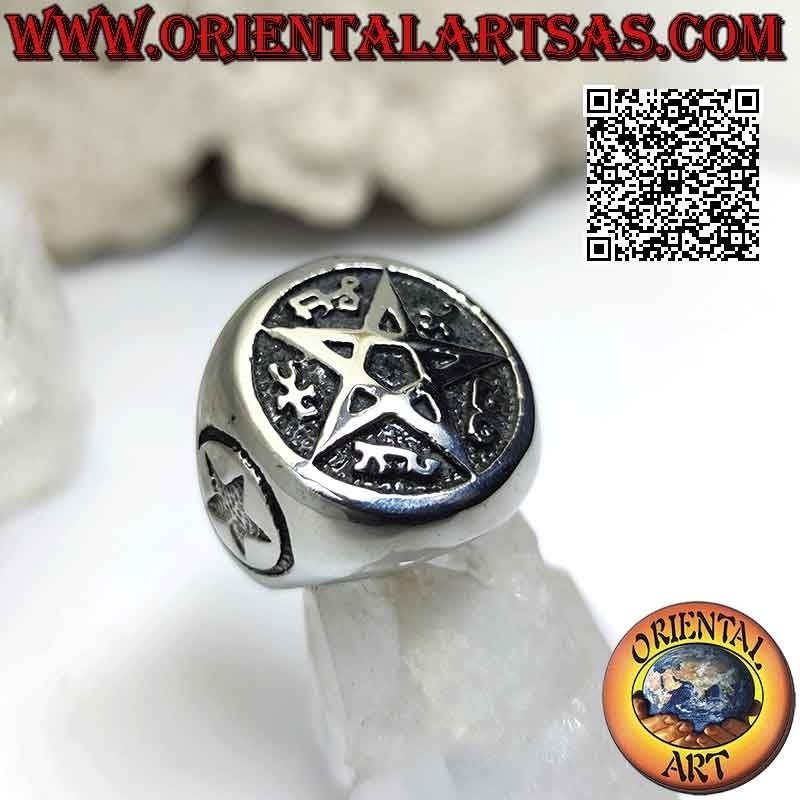 Bague en acier chirurgical (316L), pentacle en bas-relief dans le blason central et sur les côtés