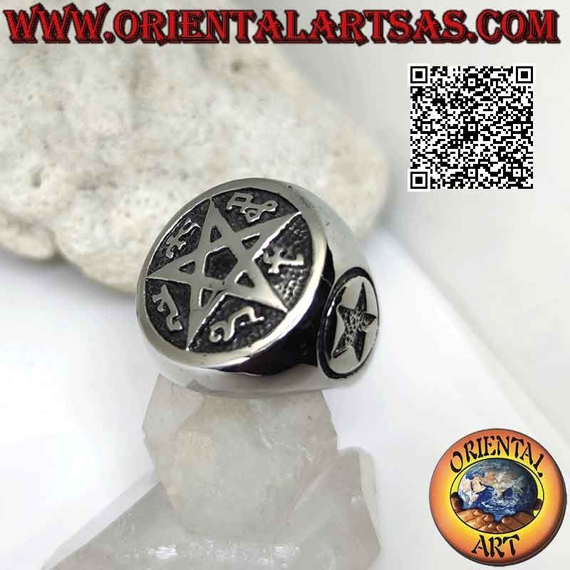 Anello in acciaio chirurgico (316L), pentacolo in bassorilievo nello stemma centrale e sui lati